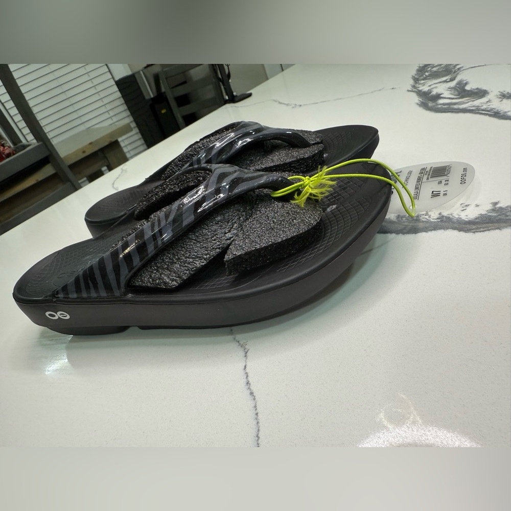 New Oofos Oolala Limited Women’s Gray Zebra Size 7